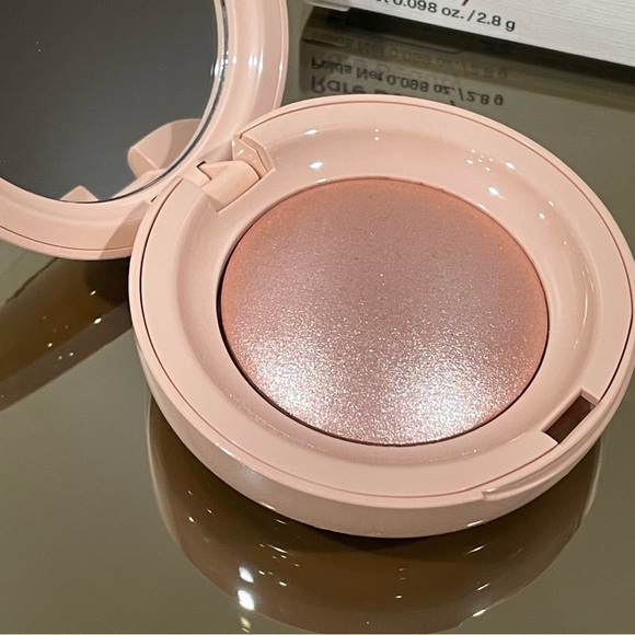 NIB Rare Beauty MESMERIZE ~Rose~ Positive Light Silky Touch Powder Highlighter - Picture 2 of 7